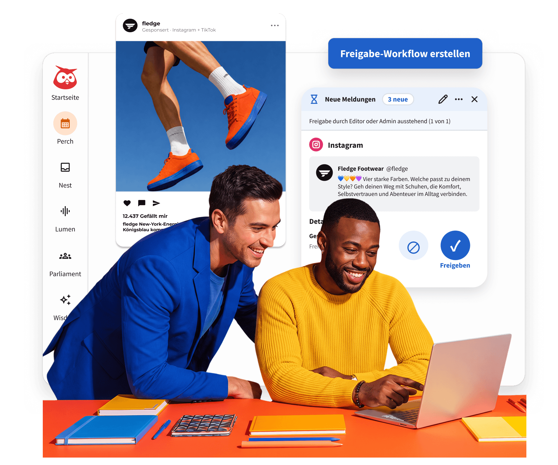 Zwei Männer lächeln an einem Laptop und nutzen ein Social-Media-Management-Tool, das einen Freigabe-Workflow und einen Instagram-Post zeigt.