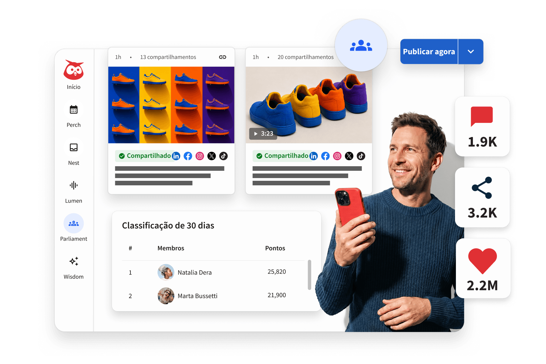 Homem olhando para o celular e fazendo sinal de positivo com o painel de controle do Amplify